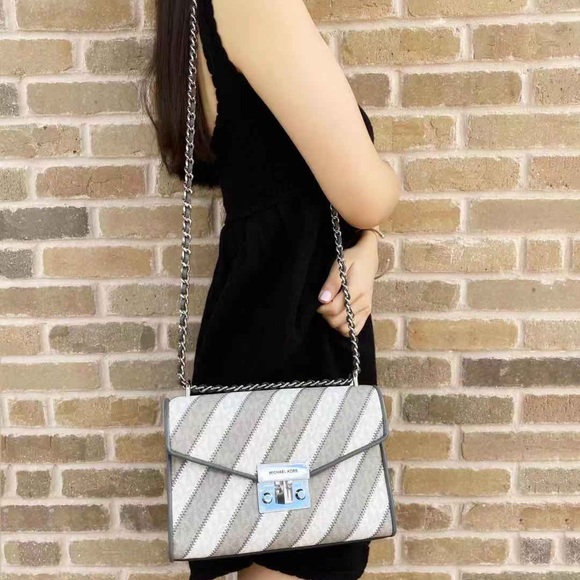 Gaby’sBags💕NWT Michael Kors Chain Tote - Picture 2 of 5